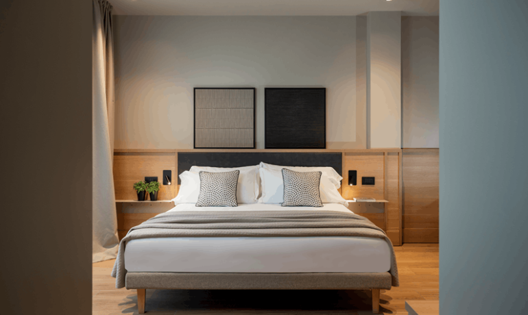 Camera da letto moderna con letto matrimoniale e decorazioni minimaliste.