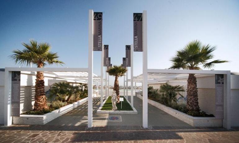 Ingresso moderno con palme al ristorante Stella Marina.